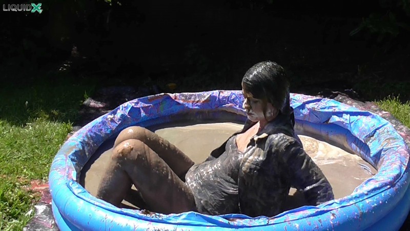 Jessica Gets Messy in Pool