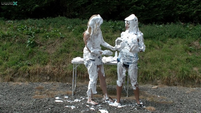 Lisa & Louise Have A Summer Pie Fight