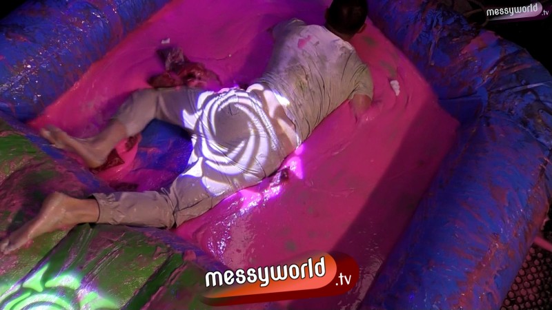 Inflatable Assault Course: Frank vs Wyn