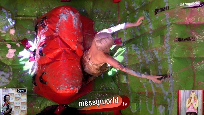 Inflatable Assault Course: Chloe vs Louisa