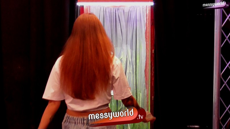 Inflatable Assault Course: Louisa vs Tina