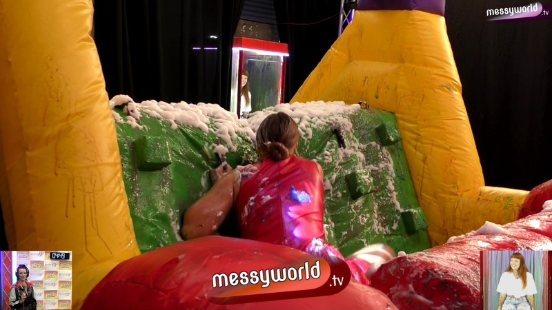 Inflatable Assault Course: Louisa vs Tina