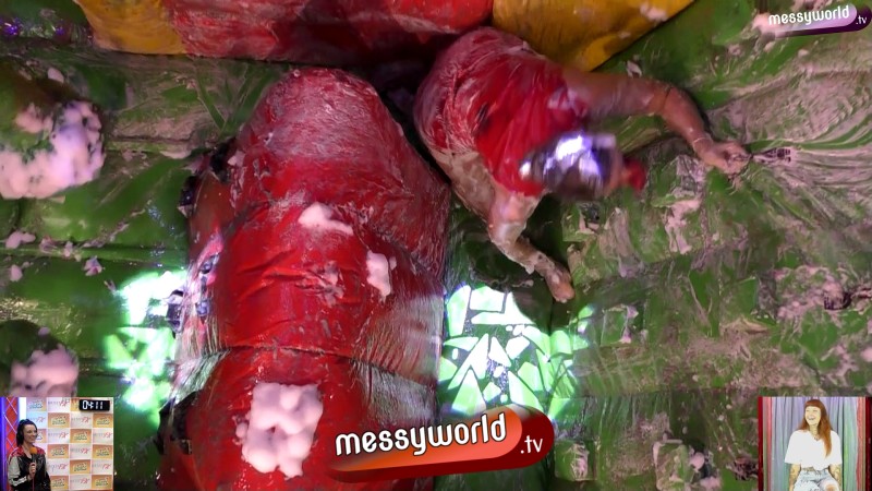 Inflatable Assault Course: Louisa vs Tina